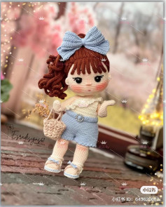 Hướng dẫn chi tiết cách móc búp bê Amigurumi nữ dễ thương với mái tóc nâu, nơ xanh và váy ngắn