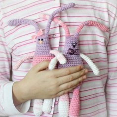 Hướng dẫn chi tiết cách móc len búp bê thỏ amigurumi màu tím hồng với phần thân, tai và chân