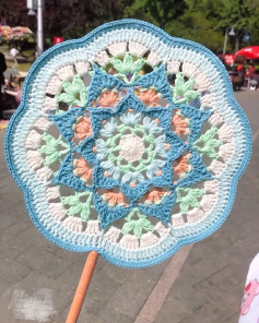 Hướng dẫn chi tiết cách móc len quạt hoa họa tiết tròn nhiều màu sắc rực rỡ, bao gồm các bước từ R1 đến R12 với các mũi kim cơ bản