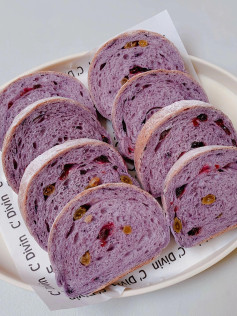 Hướng dẫn làm bánh mì ngũ cốc việt quất với trái cây sấy khô, màu tím đẹp mắt cho bữa sáng dinh dưỡng
