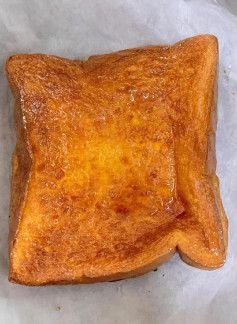 Hướng dẫn làm bánh mì nướng mật ong béo ngậy với trứng và sữa, giòn tan thơm ngon