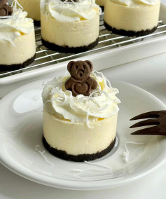 Hướng dẫn làm bánh mousse phô mai không lò nướng với mật ong hoa mộc tê và trang trí gấu sô cô la