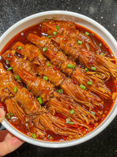 Hướng dẫn làm bò cuộn nấm kim châm sốt Coca cay ngon tuyệt