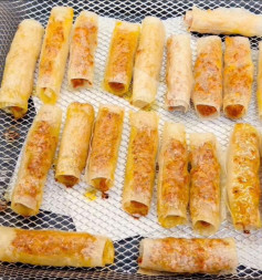 Hướng dẫn làm chả giò giòn rụm với thịt bò, mỡ heo và tôm tươi