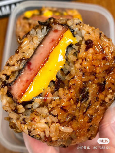 Hướng dẫn làm cơm nắm chiên giòn nhân thịt hộp phô mai, rong biển và sốt salad