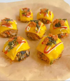 Hướng dẫn làm cơm viên phô mai sốt cà chua và salad cho bé