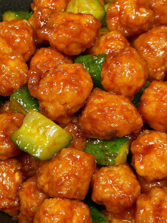 Hướng dẫn làm gà chua ngọt sốt cà chua giòn ngon ăn kèm dưa leo và cơm trắng