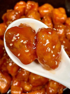 Hướng dẫn làm Gà sốt cà chua giòn ngon, cách chế biến chi tiết từ ướp thịt đến chiên và nấu sốt