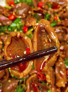 Hướng dẫn làm mề vịt xào rau mùi với sốt dầu nóng, tỏi băm, ớt và mè rang giòn