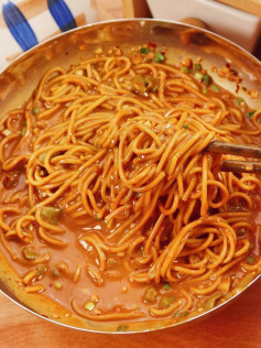 Hướng dẫn làm mì trộn sốt tahini cay với tỏi băm, dầu ớt và dưa muối chua giòn