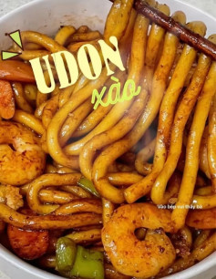 Hướng dẫn làm mì Udon xào tôm, xúc xích và ớt chuông sốt đậm đà