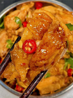 Hướng dẫn làm món chân gà rút xương áp chảo chua cay với tỏi ớt chanh tươi