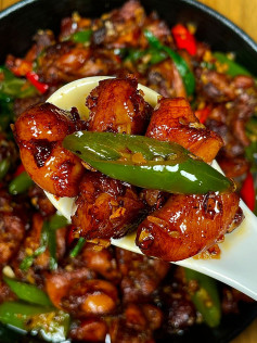 Hướng dẫn làm món Gà Xào Tỏi Ớt Ngọt, Thịt Gà Rút Xương Xào Màu Đỏ