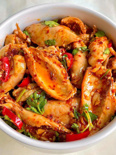 Hướng dẫn làm món gà xé phay trộn sốt tỏi ớt cay, thơm mùi rau răm và vừng rang giòn tan