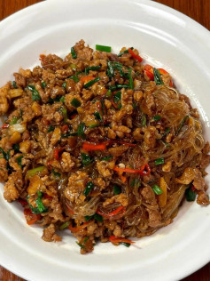 Hướng dẫn làm món miến xào thịt băm ngon tuyệt, đậm đà hương vị nước tương và rau thơm