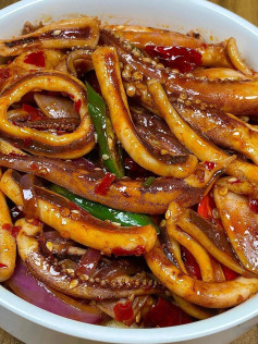 Hướng dẫn làm món mực xào cay giòn với ớt, hành tây và tương đậu