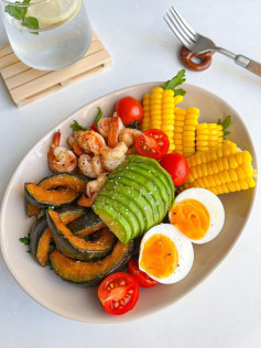 Hướng dẫn làm món salad gà với khoai tây, nấm và bông cải xanh kèm sốt sữa chua chanh