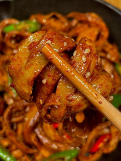 Hướng dẫn làm món sườn non chay xào khô giòn, thơm ngon với sốt tương ớt và gia vị