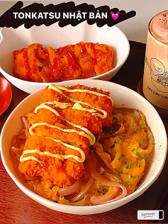 Hướng dẫn làm món Tonkatsu Nhật Bản giòn tan, ăn kèm trứng và hành tây thơm ngon