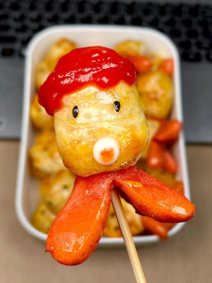 Hướng dẫn làm món xúc xích hình con mực dễ thương, cuốn bánh tráng và nướng giòn thơm