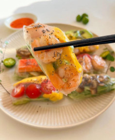 Hướng dẫn làm nem cuốn tôm, que cua và da trứng với bơ, dưa chuột thái lát