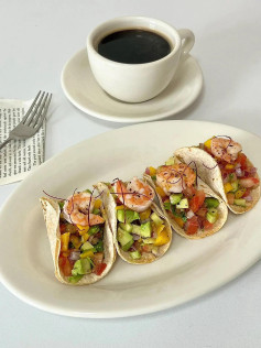 Hướng dẫn làm Taco tôm tươi với sốt salsa trái cây nhiệt đới và bơ béo ngậy