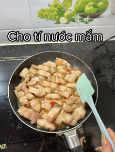 Hướng dẫn làm thịt ba chỉ rim nước mắm, tương ớt và tiêu