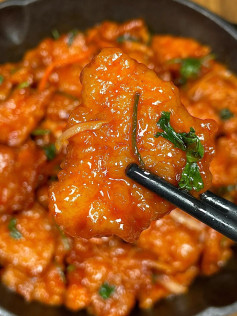 Hướng dẫn làm thịt thăn sốt chua ngọt giòn rụm, công thức chi tiết từng bước từ ướp thịt đến tẩm bột và chiên