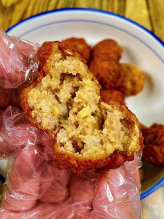 Hướng dẫn làm thịt viên chiên giòn kết hợp bánh hấp, nhân thịt băm đậm đà với trứng và ngũ vị hương