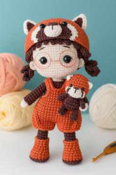 Hướng dẫn móc búp bê gấu đỏ đeo kính kèm bảng ký hiệu tiếng Việt