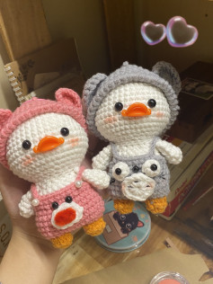 Hướng dẫn móc búp bê vịt mặc quần yếm gấu dễ thương