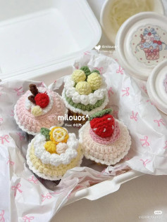 Hướng dẫn móc len bánh cupcake ngọt ngào với trang trí dâu tây, kem và hoa
