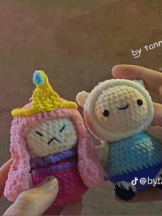 Hướng dẫn móc len búp bê Finn và Princess Bubblegum từ Adventure Time, bao gồm các phần tay, tai, chân, balo, thân, mũ và đầu với chi tiết từng hàng