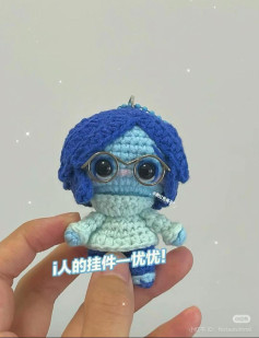Hướng dẫn móc len búp bê Sadness (Inside Out 2) màu xanh, mắt kính tròn
