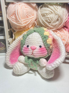 Hướng dẫn móc len búp bê thỏ amigurumi dễ thương với tai dài, má hồng và vòng hoa xanh