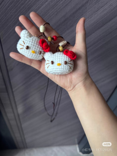 Hướng dẫn móc len đầu Hello Kitty trắng với nơ đỏ và hạt trang trí