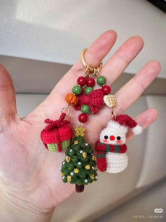 Hướng dẫn móc len đồ trang trí Giáng sinh: Cây thông, hộp quà và nơ