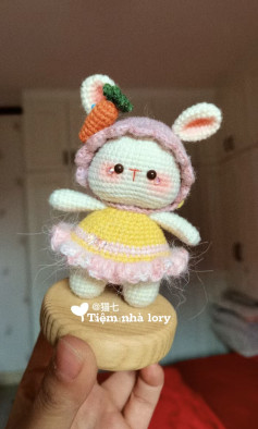 Hướng dẫn móc len thỏ amigurumi mặc váy vàng