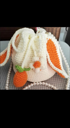 Hướng dẫn móc túi thỏ trắng với tai cam, hoa và quả dâu tây