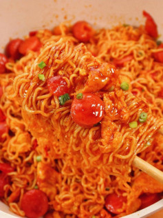 Hướng dẫn nấu mì xào cà chua xúc xích trứng đơn giản, ngon miệng