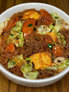 Hướng dẫn nấu món miến xào xúc xích trứng và bắp cải thơm ngon