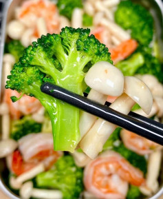 Hướng dẫn nấu món tôm xào nấm hải sản và bông cải xanh sốt dầu hào