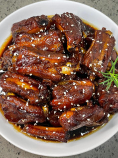 Hướng dẫn nấu sườn heo rim Coca màu nâu cánh gián bóng bẩy, rắc vừng thơm ngon