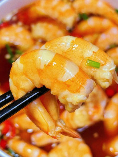 Hướng dẫn nấu tôm hấp rượu trắng thơm ngon, cách làm nước chấm tỏi ớt chua cay đơn giản