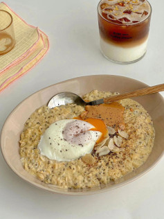 Hướng dẫn nấu yến mạch nóng ăn kèm trứng chần, bơ đậu phộng và hạt chia theo phong cách Eat Clean