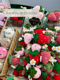 Ideas para tejer en ferias: fresas, ramos y patrones