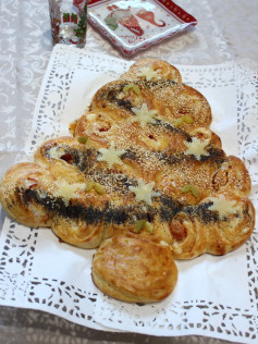 Jelkica sa kulenom i sirom: Christmas Tree Bread with Salami and Cheese