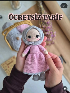 Küçük Elif Bebek - Ücretsiz Amigurumi Tarifi: Pembe Elbiseli, Gri Başörtülü Minik Bébek