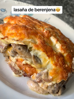 Lasaña de berenjena con champiñones, cebolla y queso crema