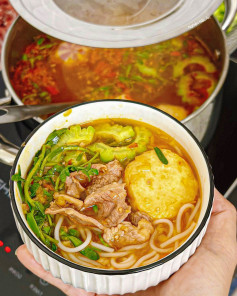 Lẩu bò nhúng ớt cay bùng vị với khổ qua và rau đắng, ấm bụng ngày Giáng Sinh
